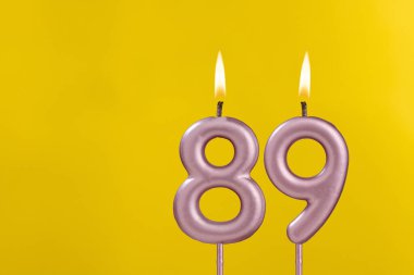 89 numaralı doğum günü mumu - Sarı arka planda doğum günü kutlaması