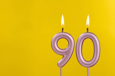Kandil 90 alevli - Sarı lüks arka planda doğum günü kartı