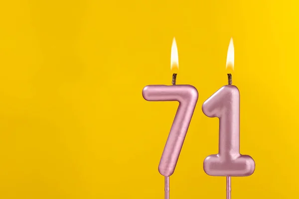 誕生日キャンドル番号71 黄色の背景に誕生日のお祝い — ストック写真