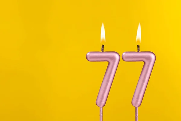 誕生日キャンドル番号77 黄色の背景に誕生日のお祝い — ストック写真
