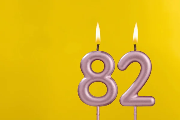 Alevli Mum Sarı Lüks Arka Planda Doğum Günü Kartı — Stok fotoğraf