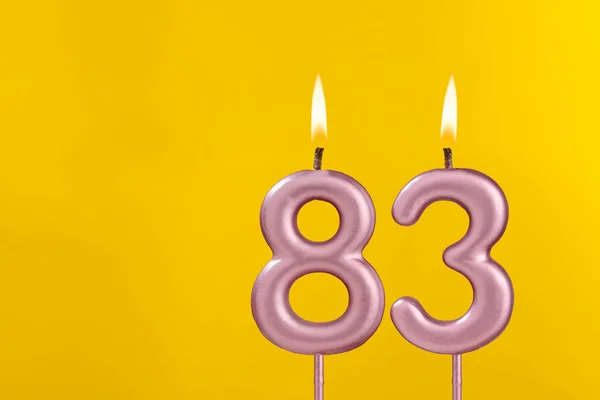 83号生日蜡烛 黄色背景下的生日庆祝活动 — 图库照片