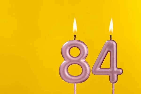 Alevli Mum Sarı Lüks Arka Planda Doğum Günü Kartı — Stok fotoğraf