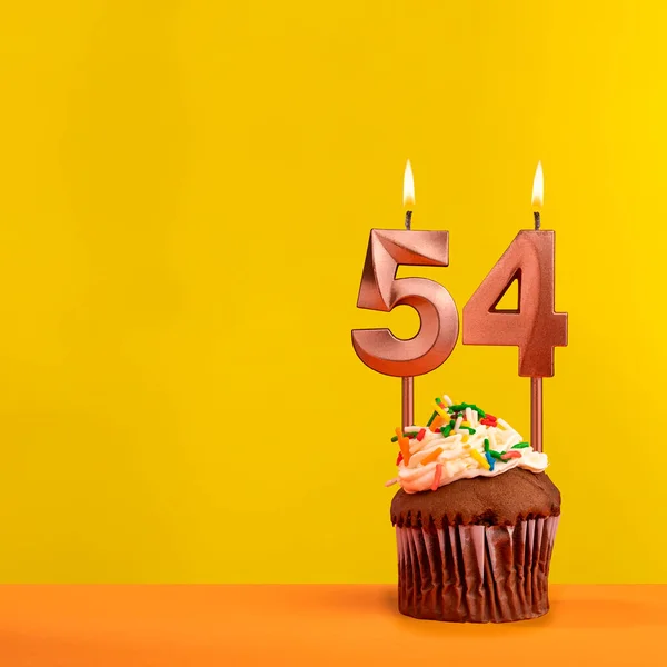54岁生日蜡烛 黄色背景下的庆祝活动 — 图库照片