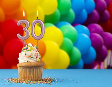 Doğum günü kartı - 30 numaralı mum ve gay yürüyüşünün renkli balonları