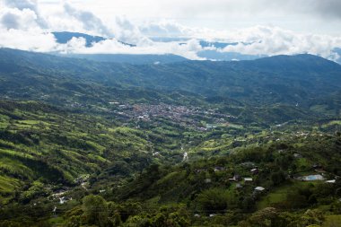 Cocorna, Antioquia - Kolombiya - Doğu Antioquia 'nın dağlık arazisi - dağlar, mavi gökyüzü ve ağaçlar