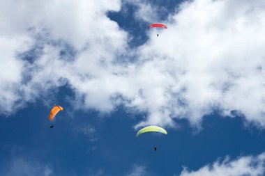 Paragliderler birlikte Antioquia 'nın Cocorna belediyesinde uçuyorlar. Kolombiya