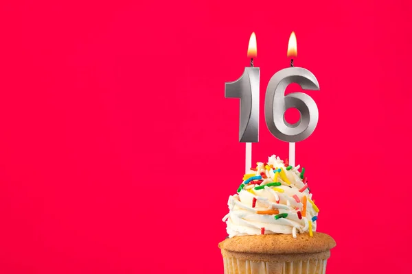 キャンドル番号16の燃焼 ケーキ付きの誕生日カード — ストック写真