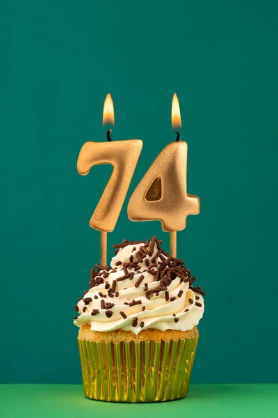 附有蜡烛号码74的生日贺卡 绿色背景 — 图库照片