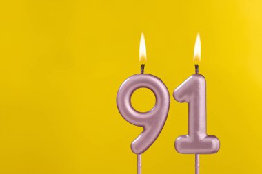 91 numaralı doğum günü mumu - Sarı arka planda doğum günü kutlaması