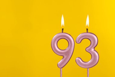 93 numaralı doğum günü mumu - Sarı arka planda doğum günü kutlaması