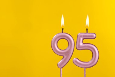 95 numaralı doğum günü mumu - Sarı arka planda doğum günü kutlaması