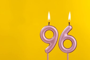 Kandil 96 alevli - Sarı lüks arka planda doğum günü kartı