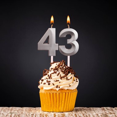 43 numaralı doğum günü mumu - Siyah arkaplanda yıldönümü pastası