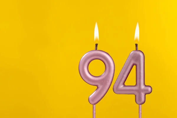 带有黄色豪华背景的火焰生日卡片的94号烛台 — 图库照片