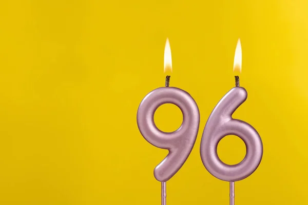 炎とキャンドル96 黄色の豪華な背景に誕生日カード — ストック写真