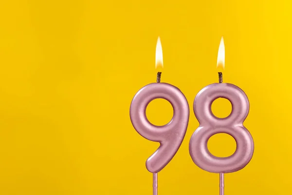 98キャンドル炎 黄色の豪華な背景に誕生日カード — ストック写真
