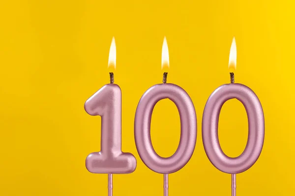 Свічка 100 Полум Листівка Жовтому Розкішному Фоні — стокове фото