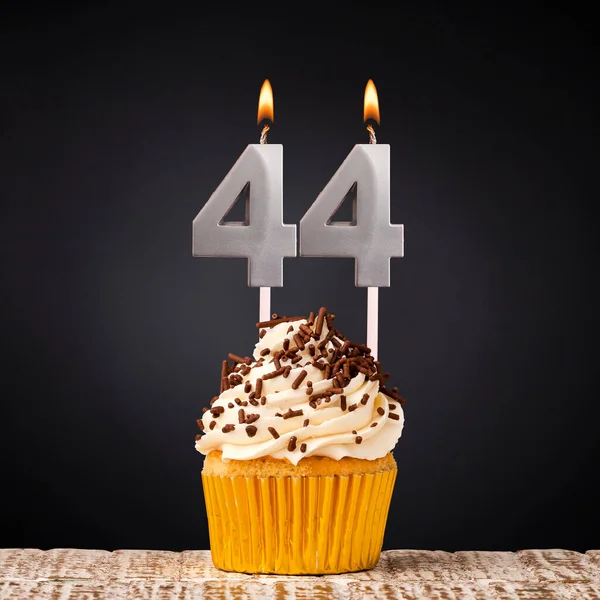 Födelsedag Cupcake Med Nummer Ljus Firande Mörk Bakgrund — Stockfoto