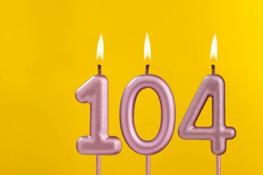 104 numaralı mum - Sarı lüks arka planda doğum günü kartı