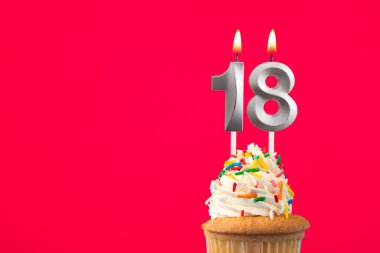 18 numaralı mumu yakmak - Pastalı doğum günü kartı