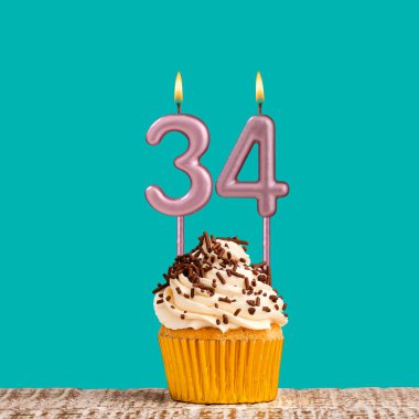 Aquamarine arka planında 34 numara mum olan doğum günü kartı