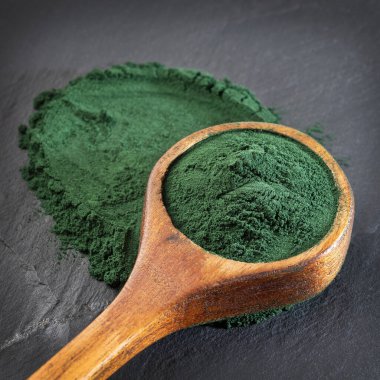 Zeytinyağı tozu sağlıklı beslenme takviyesi - kaşık içinde alg tozu