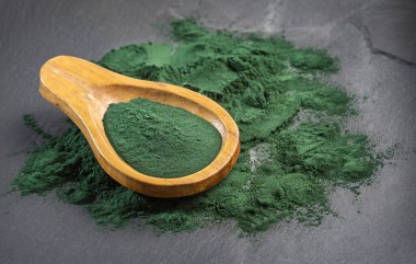 Tahta kaşıkta organik spirulina tozu.