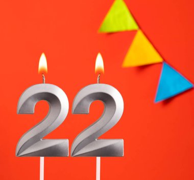 Doğum günü kartı - Turuncu arka planda 22 numara mum