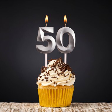 50 numaralı mumlu doğum günü pastası - Karanlık arka planda kutlama