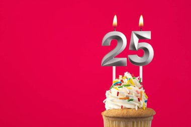 Üzerinde pasta olan yatay doğum günü kartı - 25 numaralı mum yanıyor