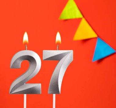 27 numaralı doğum günü mumu - Turuncu arka planda davetiye kartı