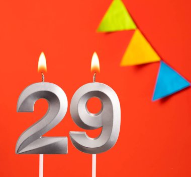 29 numaralı doğum günü mumu - Turuncu arka planda davetiye kartı