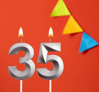 35 numaralı doğum günü mumu - Turuncu arka planda davetiye kartı