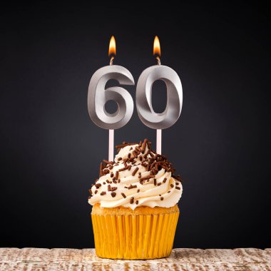 60 numaralı mumlu doğum günü keki - Karanlık arka planda kutlama