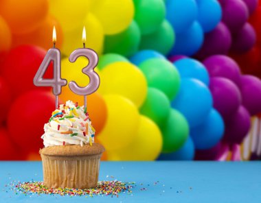 Doğum günü mumu numara 43 içinde balonlar olan davetiye kartı gay yürüyüşü.