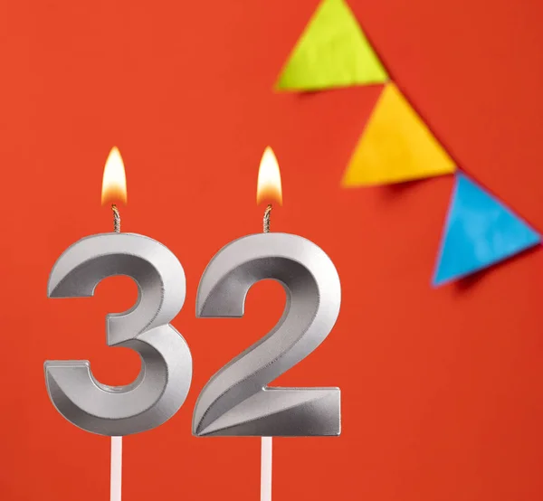 生日贺卡 橙色背景的32号蜡烛 — 图库照片