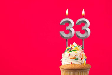 Pastalı yatay doğum günü kartı - 33 numaralı mum yanıyor