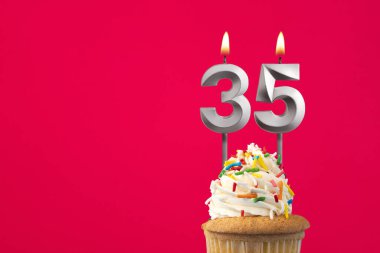 Üzerinde pasta olan yatay doğum günü kartı - 35 numaralı mum yanıyor