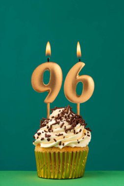 96 numaralı mumlu doğum günü kartı.