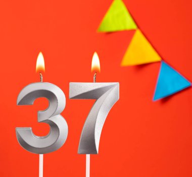 Doğum günü mumu numara 37 - Turuncu arka planda davetiye kartı