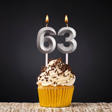 63 numaralı doğum günü mumu - Siyah arkaplanda yıldönümü pastası