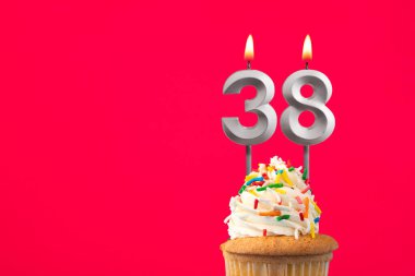 38 numaralı mumu yakmak - Pastalı doğum günü kartı