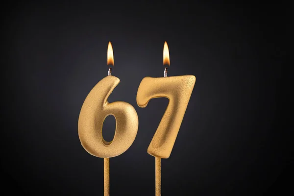 金色蜡烛67 带有火焰生日卡片 深色豪华背景 — 图库照片