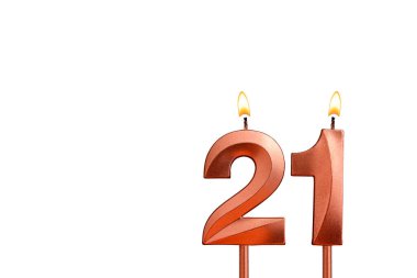 Beyaz arkaplanda 21 numaralı doğum günü mumu