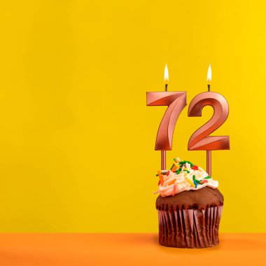 72 numaralı doğum günü mumu - Sarı arka planda kutlama