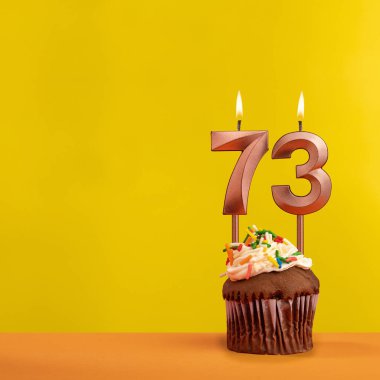 73 numaralı alevli mum - Sarı arka planda doğum günü kartı