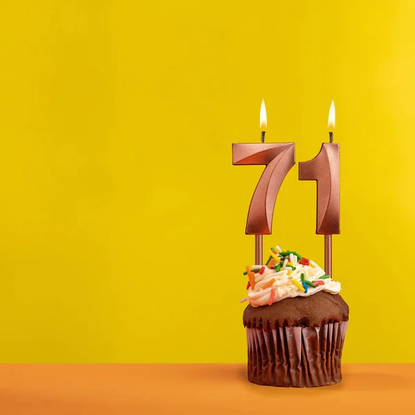Vela Con Número Llama Tarjeta Cumpleaños Sobre Fondo Amarillo —  Fotos de Stock
