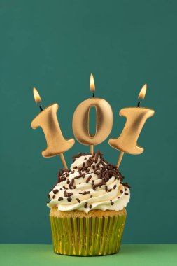 Doğum günü mumu 101 - Yeşil arka planlı dikey yıldönümü kartı