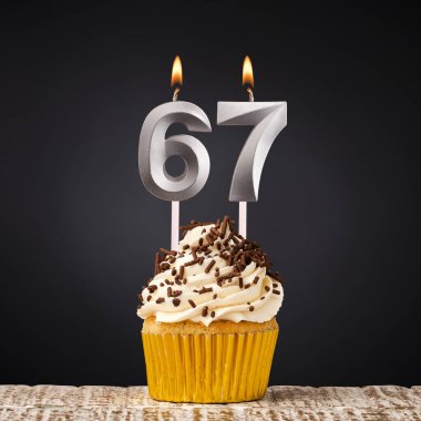 Doğum günü mumu 67 - Siyah arka planda yıldönümü pastası